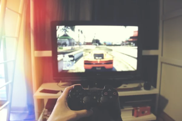 Alguem segurando o controle de PS3 jogando GTA 5